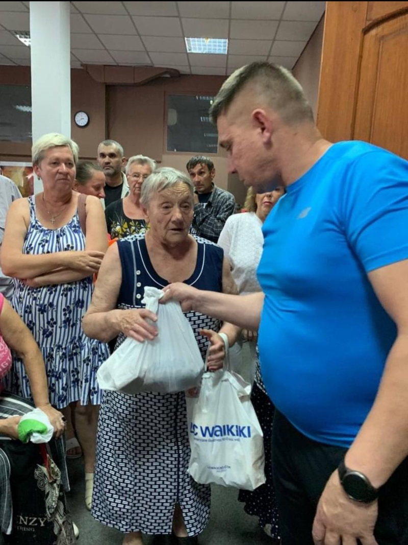 12.05.2024 Продовжуємо творити добрі справи, громадський дипломат ГО &laquo;Міжнародної Дипломатичної Місії &laquo;ОБСЕ&raquo; Павло Ромашко з волонтерами роздає продукти харчування нужденним.