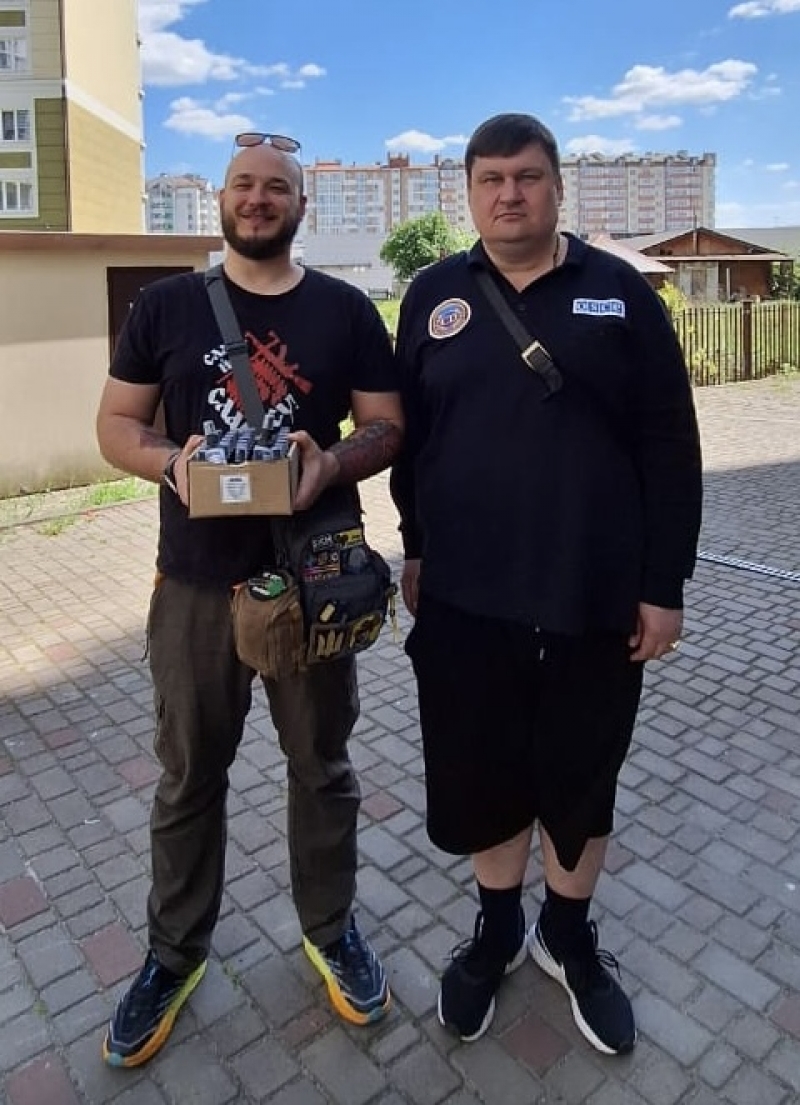 11.05.2024 Продовжуємо робити добрі справи, керівництво ГО &laquo;Міжнародна дипломатична місія &laquo;ОБСЕ&raquo; передало волонтерам прополіс на спирту для компонування медичних комплектів для наших захисників.
