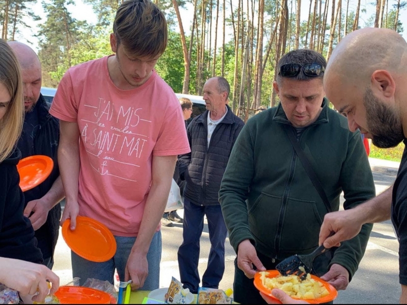 13.05.2024 Продовжуємо робити добрі справи, громадські дипломати ГО &laquo;Міжнародної Дипломатичної Місії &laquo;ОБСЕ&raquo; Артем Чаплигін та Павло Ромашко кормлять нужденних (переселенців).