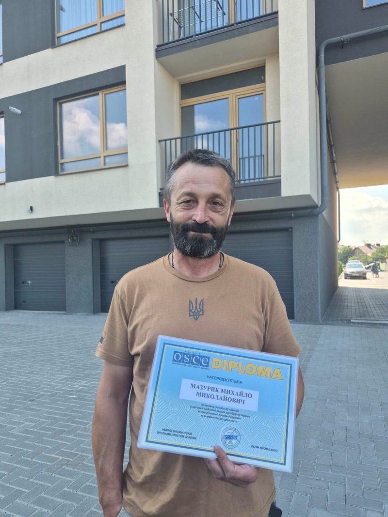 12.07.2026 Заступник голови правління ГО &laquo;Міжнародної Дипломатичної Місії &laquo;ОБСЕ&raquo; Олена Михайленко нагородила Мазурик Михайло Миколайовича дипломом.
