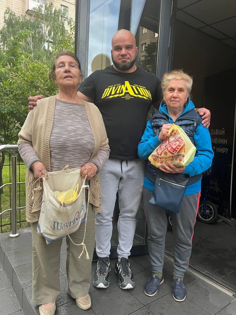 19.05.2024 Громадський дипломат ГО &laquo;Міжнародної Дипломатичної Місії &laquo;ОБСЕ&raquo; Артем Чаплигін з волонтерами роздає продукти харчування нужденним.