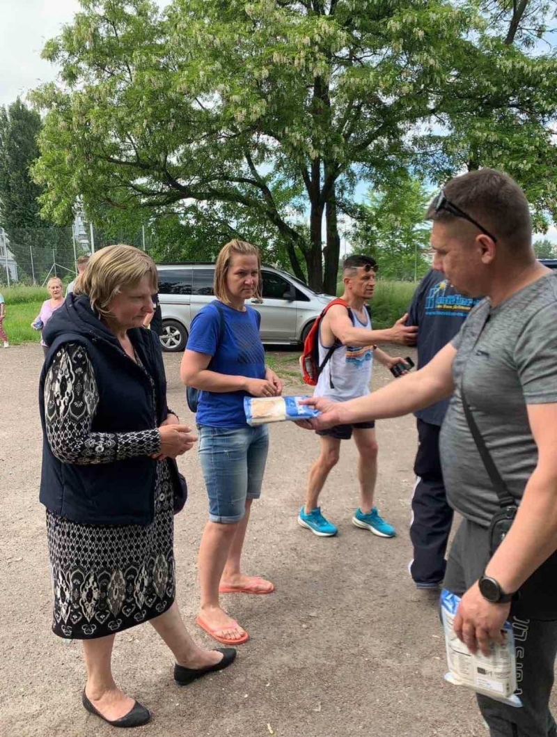17.05.2024 Продовжуємо творити добрі справи, громадський дипломат ГО &laquo;Міжнародної Дипломатичної Місії &laquo;ОБСЕ&raquo; Павло Ромашко з волонтерами роздає продукти харчування нужденним.