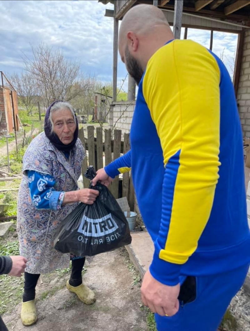 10.05.2024 Громадський дипломат ГО &laquo;Міжнародної Дипломатичної Місії &laquo;ОБСЕ&raquo; Артем Чаплигін з волонтерами привіз допомогу та адресно роздає нужденним.