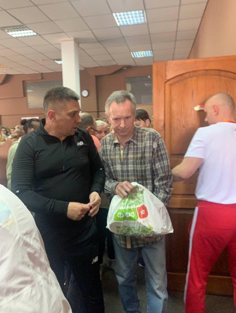 11.05.2024 Продовжуємо робити добрі справи, громадські дипломати ГО &laquo;Міжнародної Дипломатичної Місії &laquo;ОБСЕ&raquo; Артем Чаплигін та Павло Ромашко роздають продукти харчування нужденним.