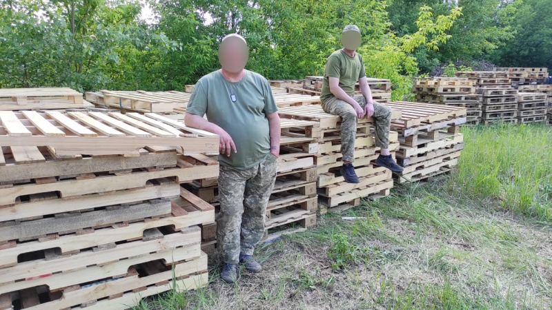 20.05.2024 Продовжуємо робити добрі справи, громадські дипломати ГО &laquo;Міжнародна дипломатична місія &laquo;ОБСЕ&raquo; Роман Перепльотний, Андрій Сербін, Андрій Жук передали нашим захисникам фуру піддонів.