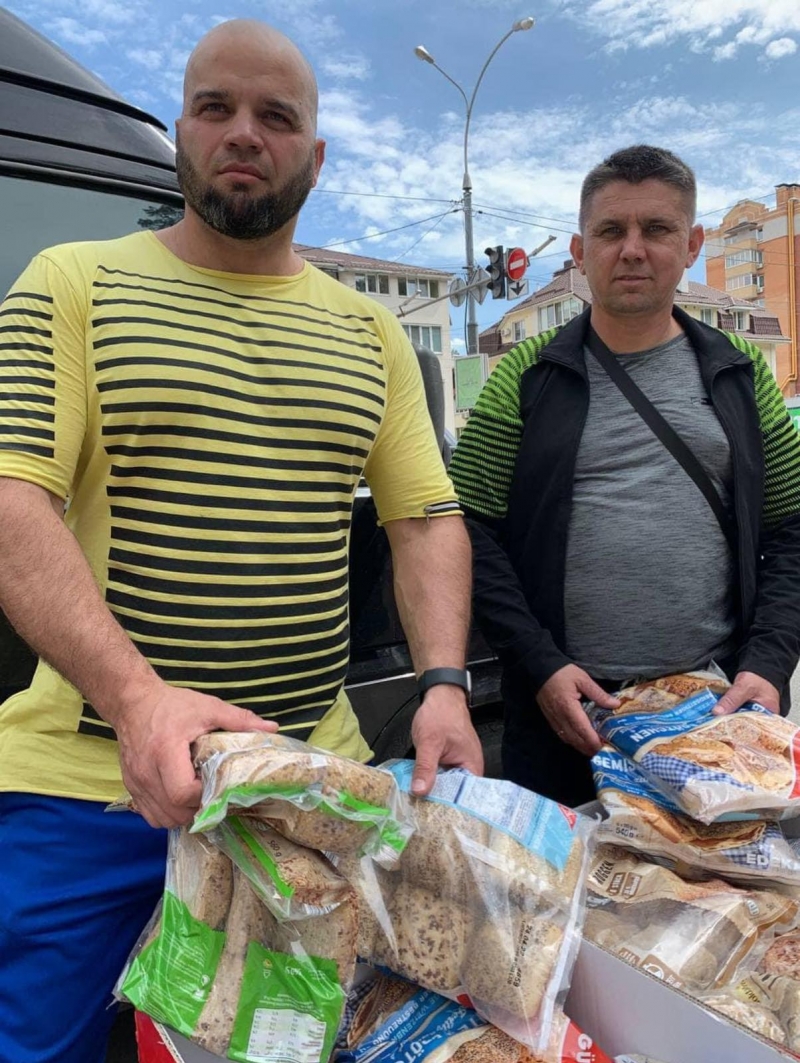 9.05.2024 Продовжуємо робити добрі справи, громадські дипломати ГО &laquo;Міжнародної Дипломатичної Місії &laquo;ОБСЕ&raquo; Артем Чаплигін та Павло Ромашко роздають продукти харчування нужденним.