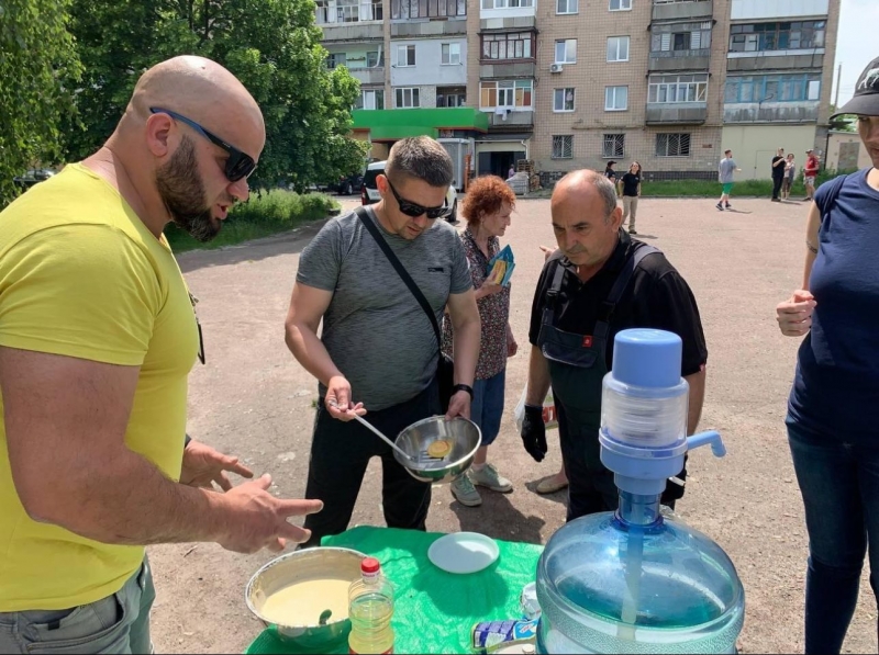 14.05.2024 Продовжуємо робити добрі справи, громадські дипломати ГО &laquo;Міжнародної Дипломатичної Місії &laquo;ОБСЕ&raquo; Артем Чаплигін та Павло Ромашко кормлять нужденних (переселенців).