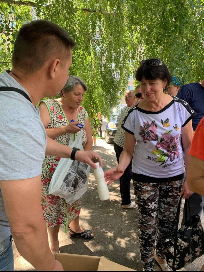 15.05.2024 Продовжуємо творити добрі справи, громадський дипломат ГО &laquo;Міжнародної Дипломатичної Місії &laquo;ОБСЕ&raquo; Павло Ромашко з волонтерами роздає продукти харчування нужденним.