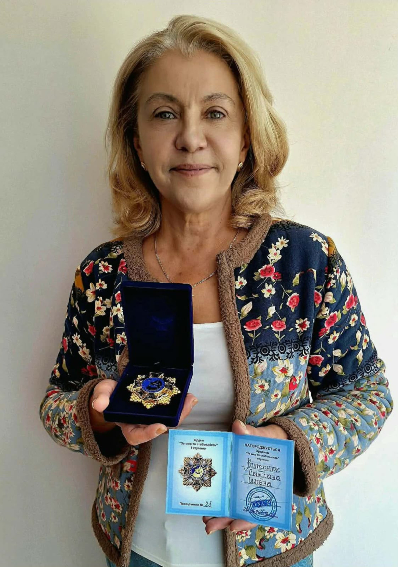 21.09.2026 До всесвітнього дня Миру заступник голови правління ГО &laquo;Міжнародної Дипломатичної Місії &laquo;ОБСЕ&raquo; Олена Михайленко нагородила волонтера (медика) Вінтонюк Світлану Іллівну орденом &laquo;Мира та Стабільності) першого ступеню.