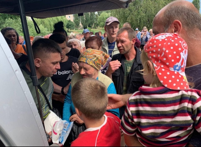 6.05.2024 громадський дипломат ГО &laquo;Міжнародної Дипломатичної Місії &laquo;ОБСЕ&raquo; Павло Ромашко з волонтерами роздає продукти харчування нужденним.