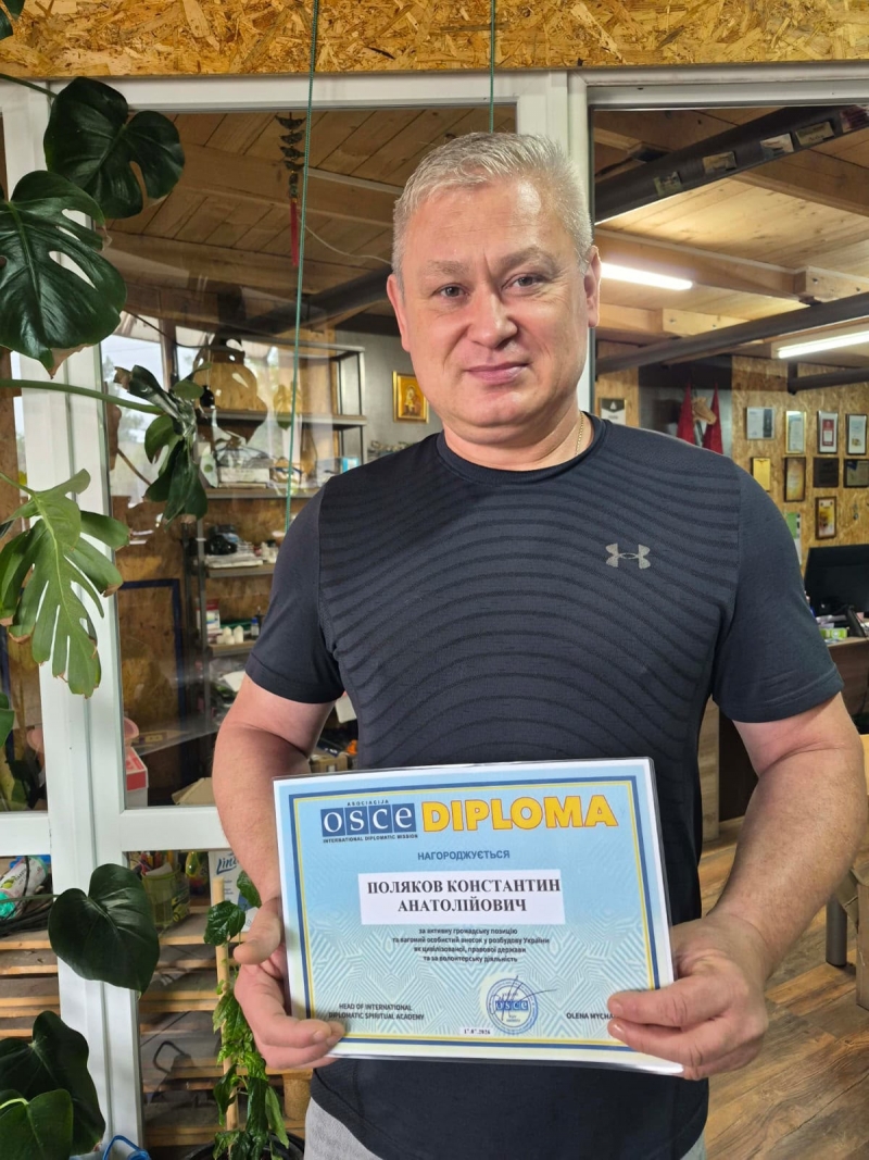 23.07.2026 Заступник голови правління ГО &laquo;Міжнародної Дипломатичної Місії &laquo;ОБСЕ&raquo; Олена Михайленко нагородила Полякова Константина Анатолійовича дипломом.