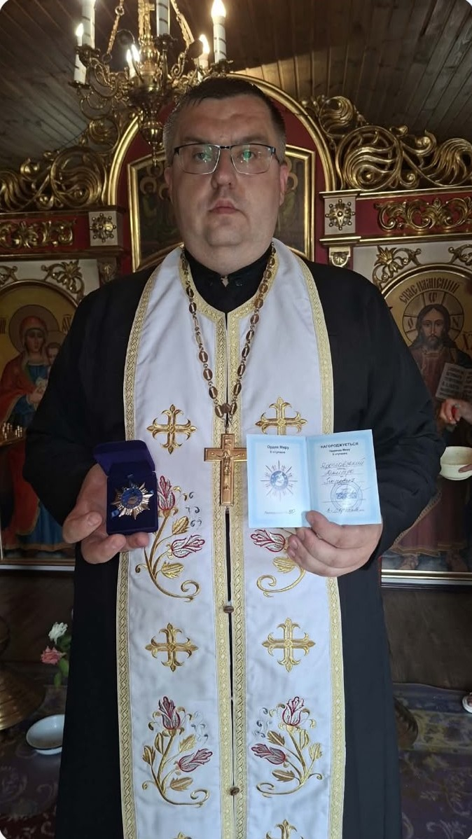 7.08.2026 керівництво ГО «Міжнародної Дипломатичної Місії «ОБСЕ» нагородила Священника-волонтера Ярославського Дмитро Ігоровича орденом «Миру» другого ступеню.